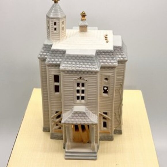 Lenox New in Box Halloween Lighted Ceramic House - Picture 1 of 7